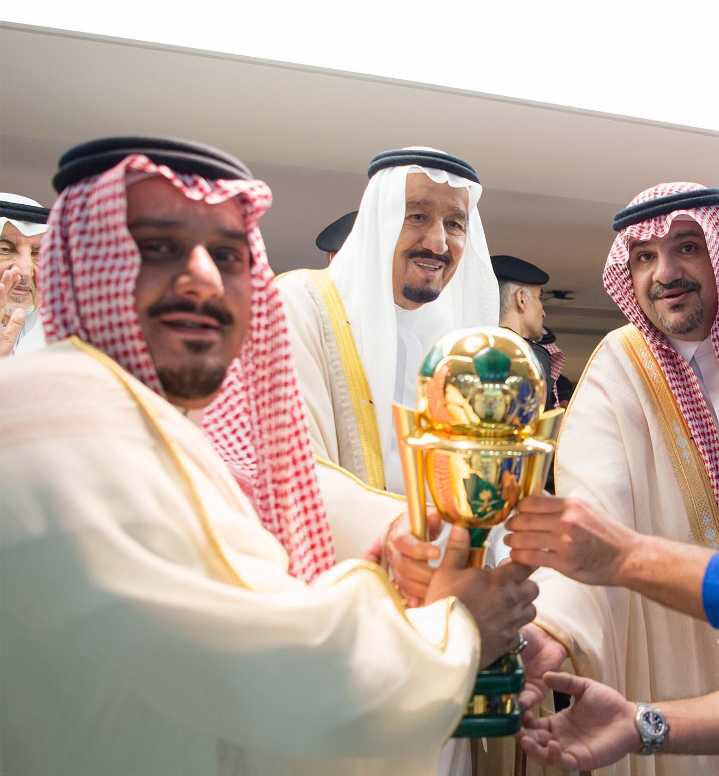 Reeno_07's tweet photo. رئيس لن ينساه مدرج الهلال .. كلامه قليل وافعاله هوايل .. مبروك الكأس الملكية 

#الهلال_الاهلي 
#كاس_خادم_الحرمين https://t.co/hQ5l7YNRil