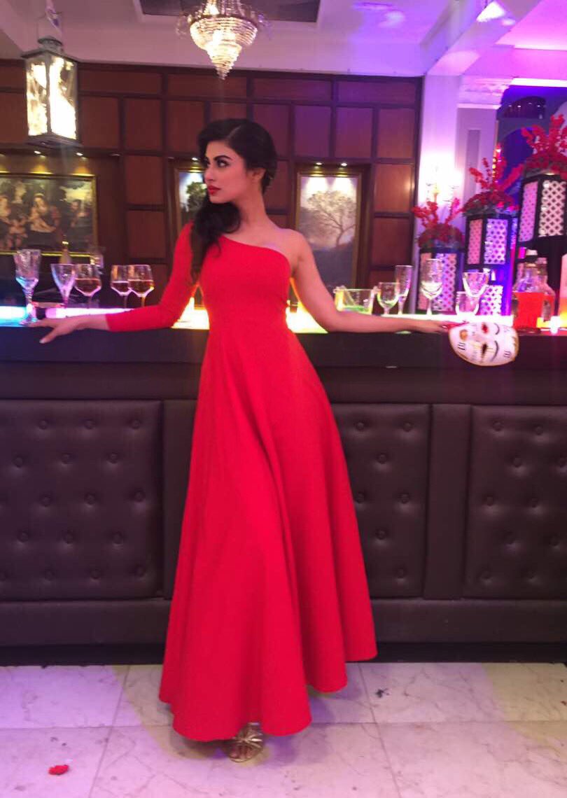 Roymouni's tweet photo. If the world s a stage then identity s nothing but a costume #masquerade🎭 #naaginseason2 #bts @ColorsTV xx https://t.co/kHxYZ3ymfw