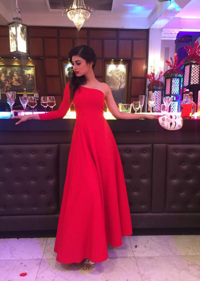 Roymouni's tweet photo. If the world s a stage then identity s nothing but a costume #masquerade🎭 #naaginseason2 #bts @ColorsTV xx https://t.co/kHxYZ3ymfw
