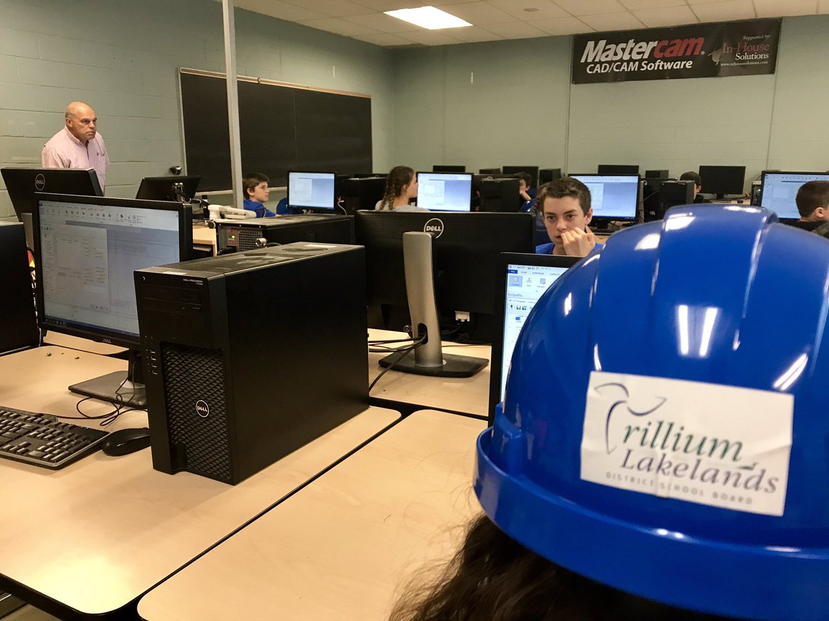 _studentsuccess's tweet photo. #TechItOut2017 campers fully engaged in the Machining lab @georgiancollege #TLDSBLearns @tldsboyap https://t.co/uQrg2YBwdh