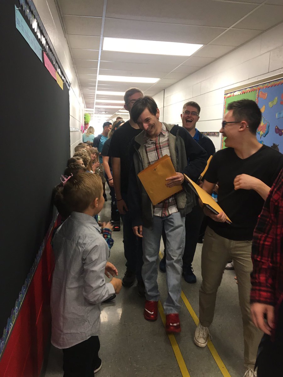 DolosDynamos's tweet photo. Senior clap out at the ES. Congratulations Class of 2017!#perryinspired https://t.co/lY7LoWOUwy