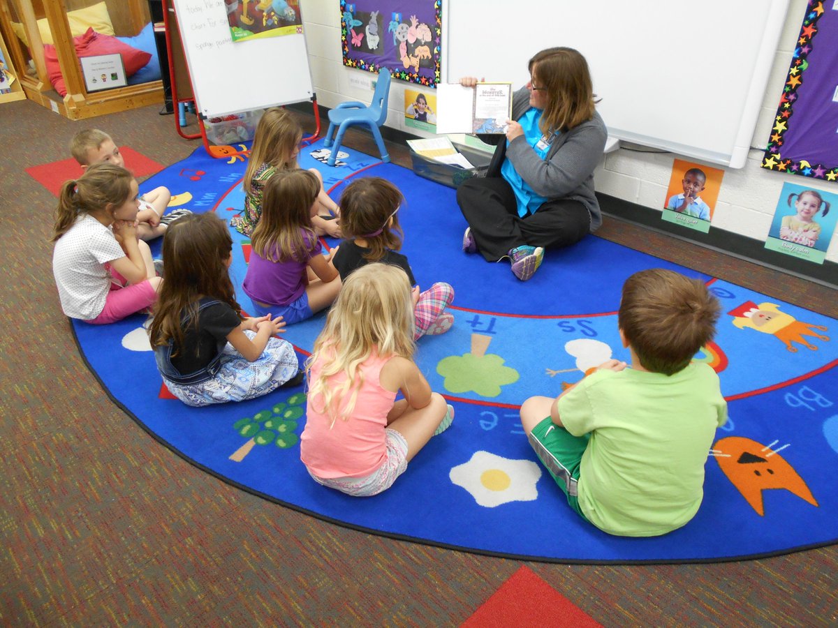 HeadStartCFDP's tweet photo. The Franklin classroom had a special reader in honor of Head Start's 52nd Birthday! #CommunitiesRead https://t.co/RbMZf09dO0