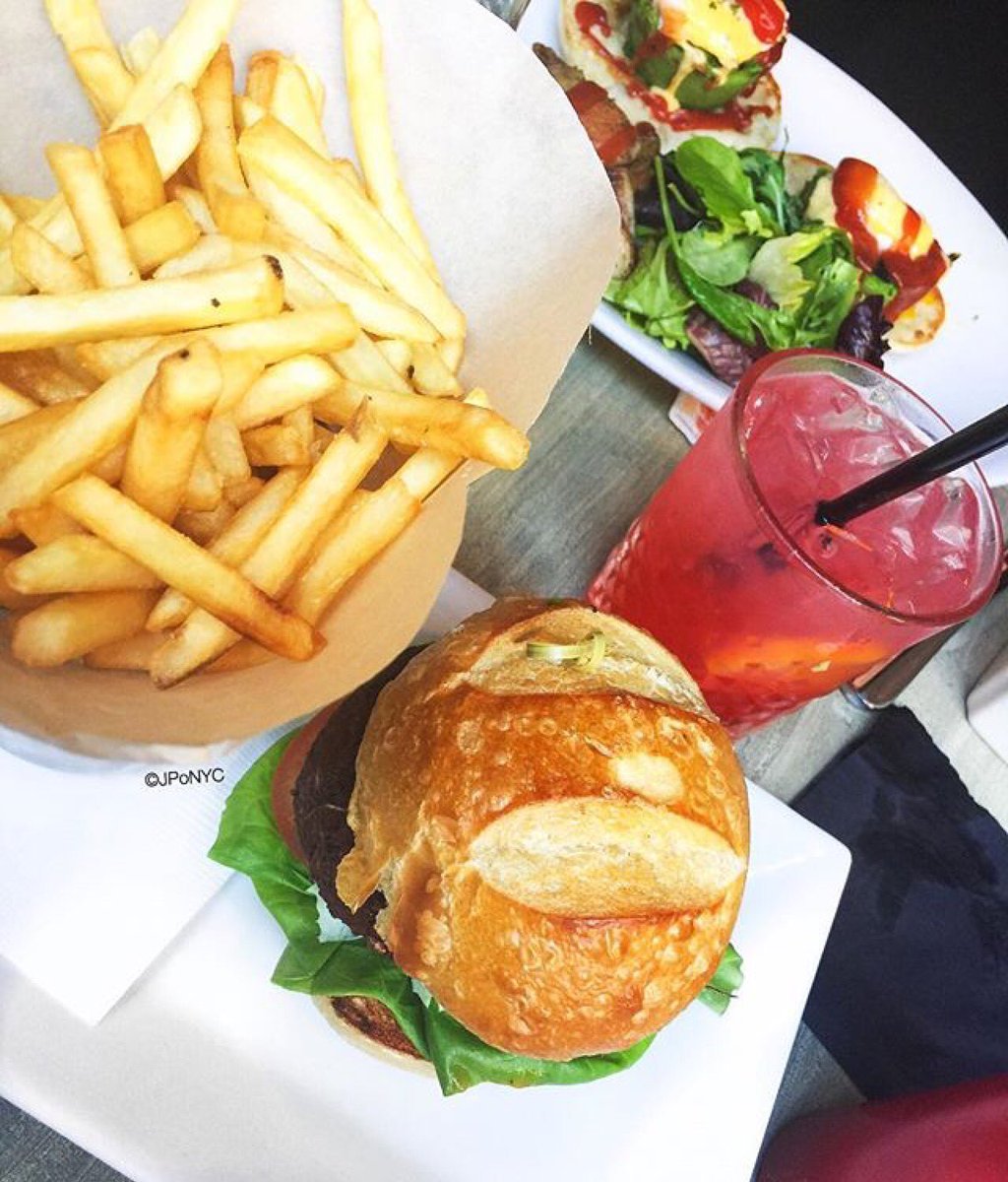 Lunch is served. 🍔 #vegetarian #vegan #burger #avocado #benedict #lunch #lunchbreak #lunchtime #lunchrush #fries  #eatup #hungry #bluedog