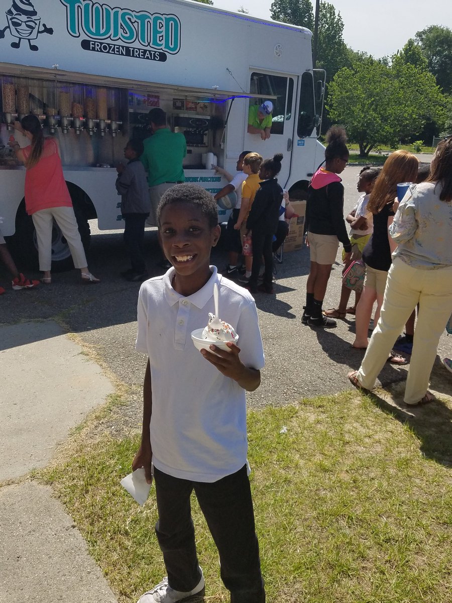 WSSEaglesSoar's tweet photo. Twisted Treats on this beautiful day!
#AWonderfulLife https://t.co/NHPPHhPPZy