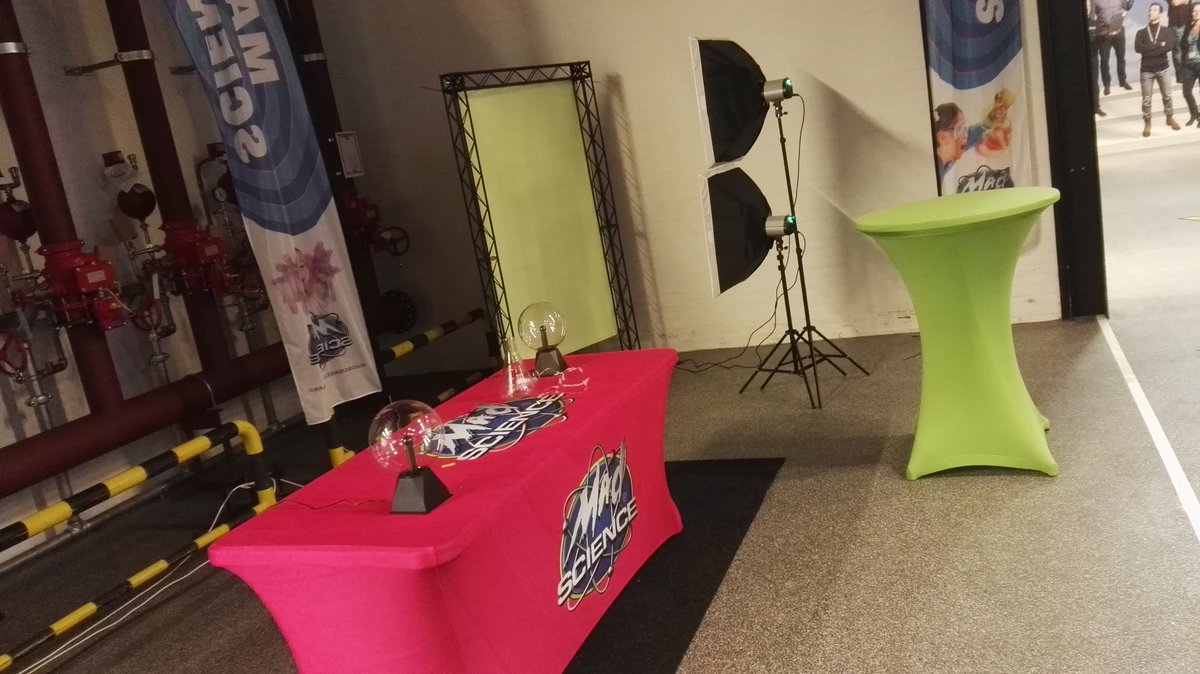 FrankRienties's tweet photo. Klaar voor @DTW2017 bij @PhilipsNL in Best morgen! De professoren van @madsciencenl hebben er zin in!! https://t.co/gM9UanBqD1