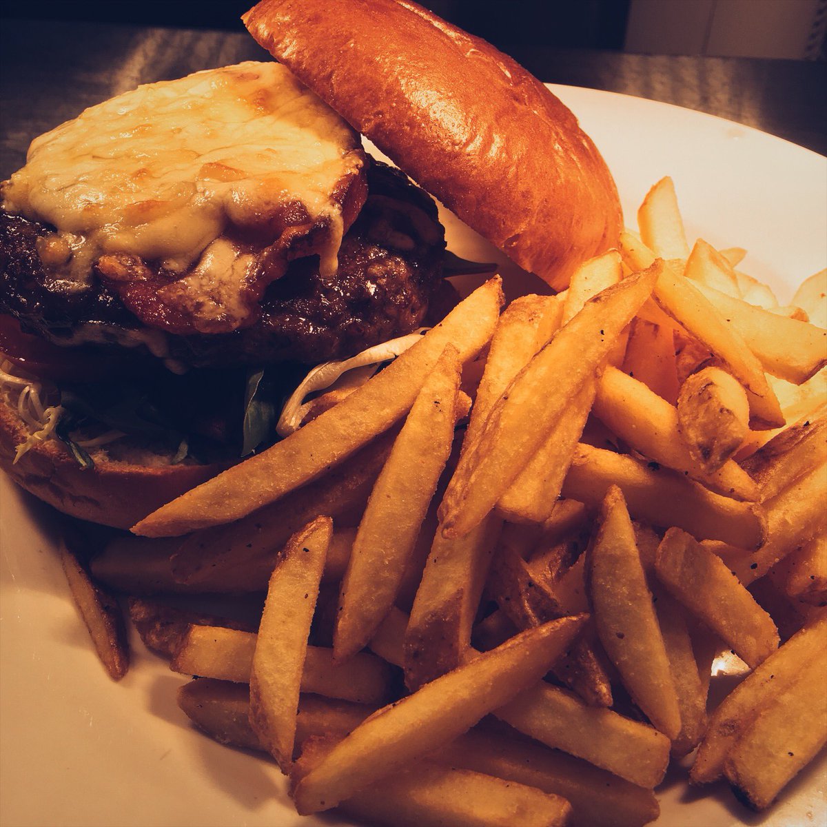 YHACambridge's tweet photo. Burger time! 😋who's hungry? 🍔 🍟 🍺🍷#thankgoditsfriday #metromenu #grub #burger #fries #scholarscafe #comfortfood #cambridge #cb1 #livemoreyha https://t.co/ty6PIeYj5p