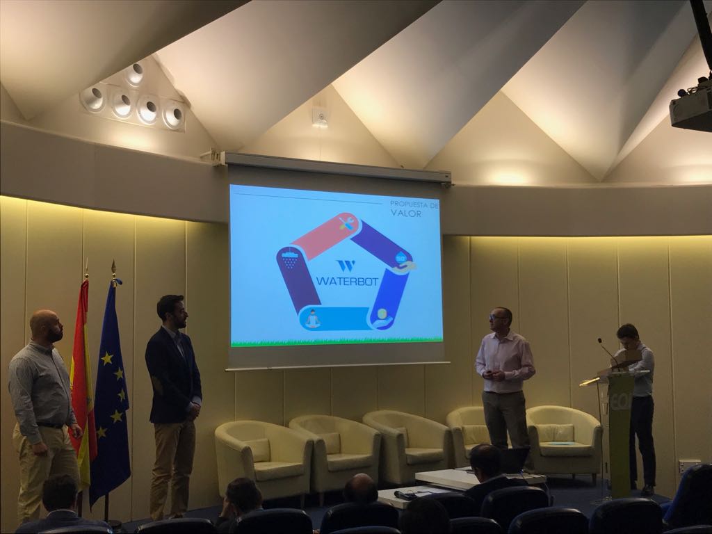 eoi's tweet photo. Los alumnos del ExMBA quincenal presentan sus proyectos #VInow #Waterbot #aprendeoi #mbaeoi https://t.co/fvxKP5e71R