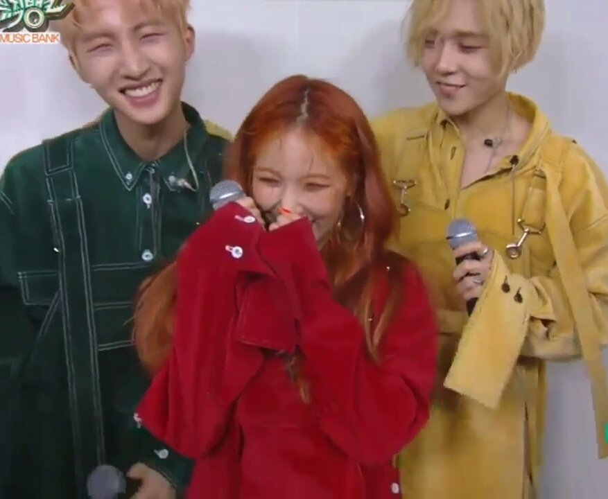 lqhyunaing's tweet photo. triple h's cute lil hug and hyuna's reaction after aw cuties https://t.co/E3I0clbR5J
