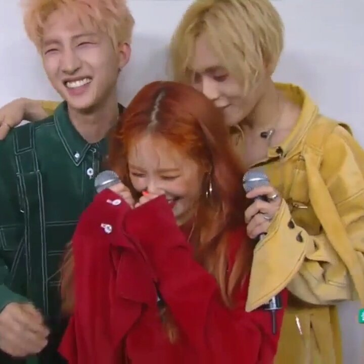 lqhyunaing's tweet photo. triple h's cute lil hug and hyuna's reaction after aw cuties https://t.co/E3I0clbR5J