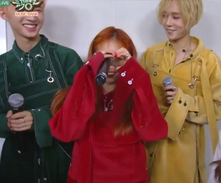 lqhyunaing's tweet photo. triple h's cute lil hug and hyuna's reaction after aw cuties https://t.co/E3I0clbR5J