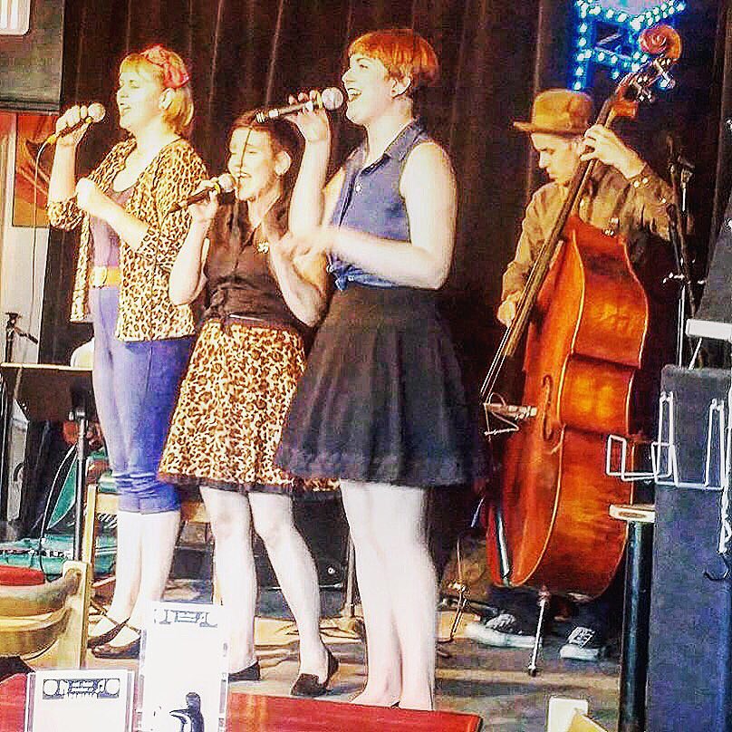 TheJivinBelles's tweet photo. Had an amazing time singin' &amp; swingin' at the @CafeBlueChair last night! Thanks for coming out!🎵 #yegmusic #abarts #yegjazz #vintage #retro https://t.co/nxzp9frB62