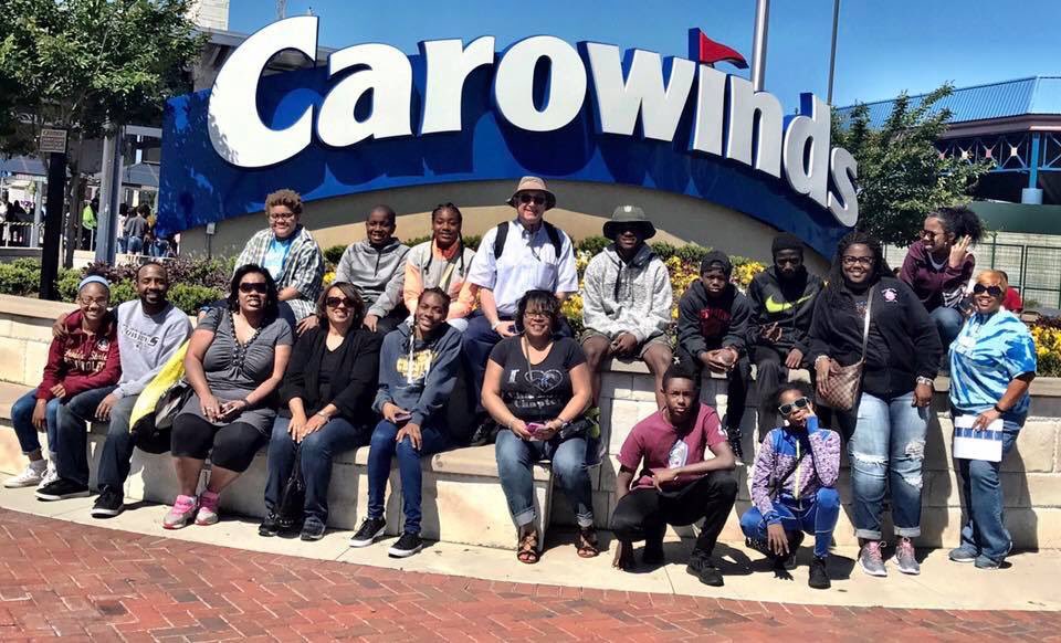 JJCharlotte1957's tweet photo. #JNJCLT Jr Teens @Carowinds learn about amusement park physics from expert #NathanUnterman #STEM #scienceiscool @JackandJillInc https://t.co/8xhC6f1Gpg