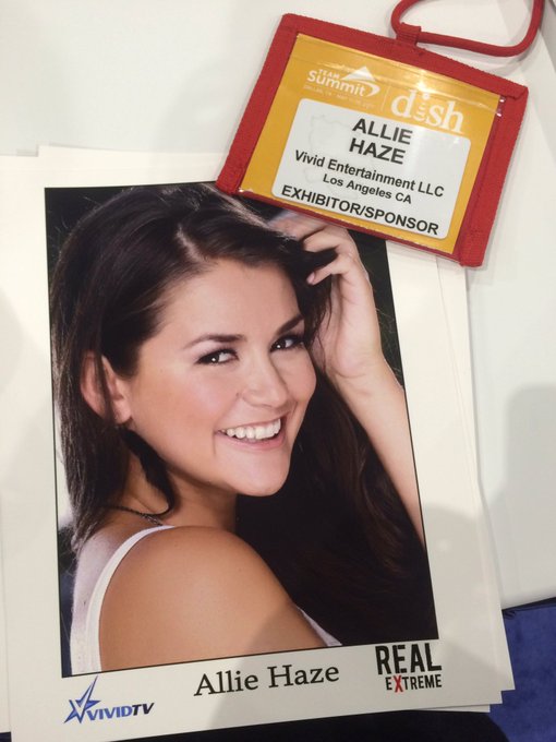 Having fun taking pics and signing autographs at the @DISHLocalUSA #teamsumit conference for @VividCorp<a href="/tag/dallas"class="tags"><span>#dallas</span></a><a href="/tag/teamsumit"class="tags"><span>#teamsumit</span></a><a href="/tag/vividtv"class="tags"><span>#vividtv</span></a>