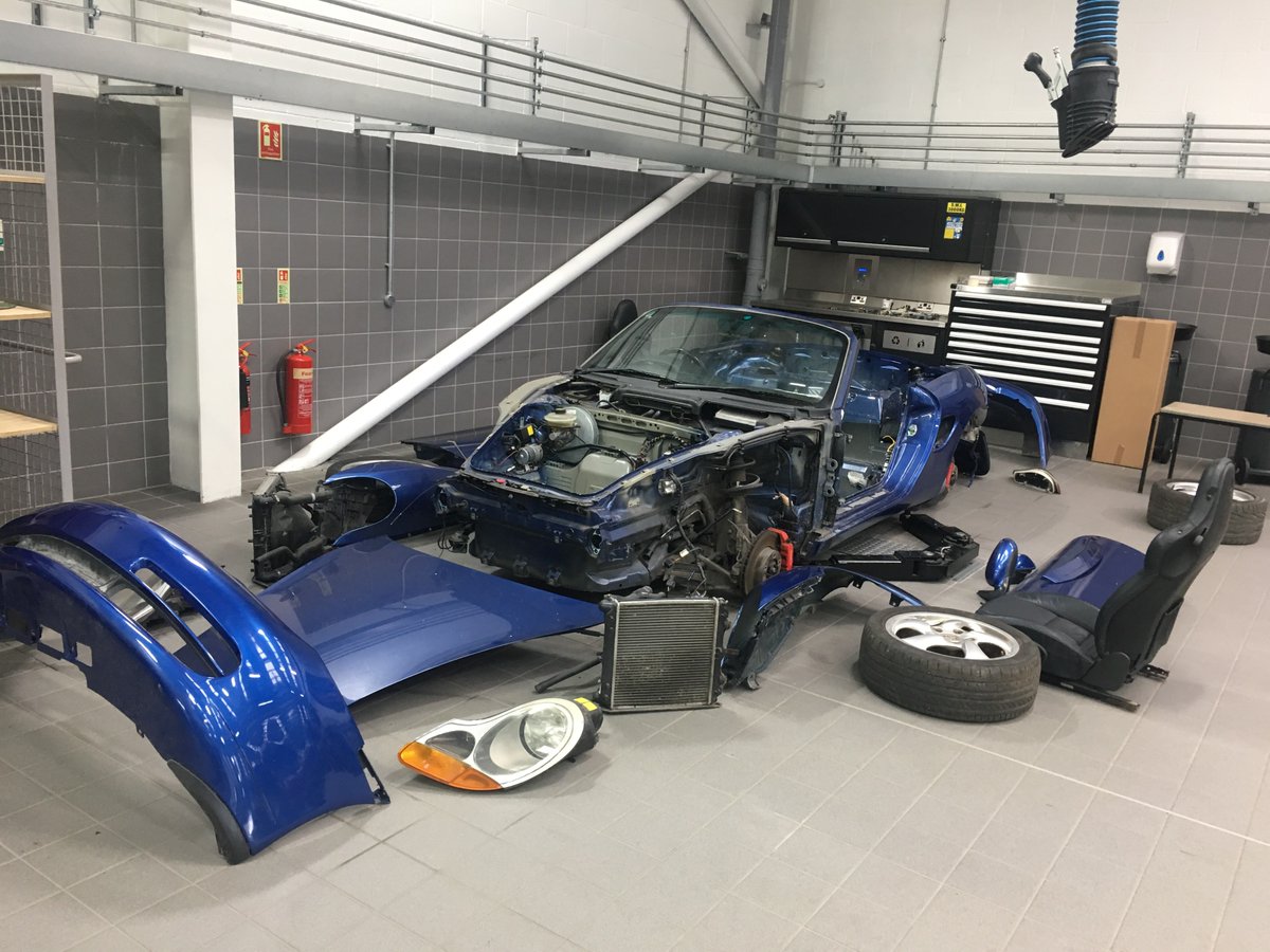porschewolves's tweet photo. #workinprogress the restoring has officially begun! #boxterS #restoration #racecar https://t.co/LTGqkYOLdT