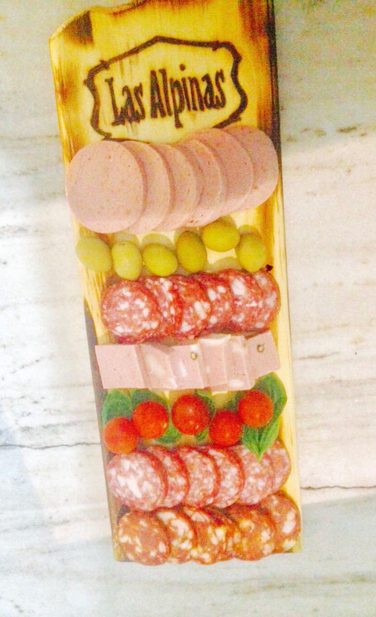 sonsolesgol's tweet photo. Que lindo llegar a casa despues de una jornada de laburo y encontrarse con esta tabla de fiambres de @lasalpinas. Una delicia!!! https://t.co/N97RBlniD2