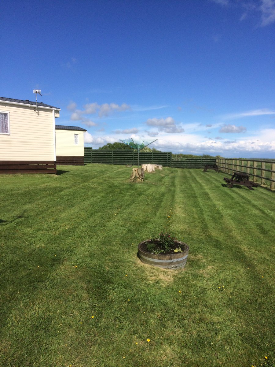 castle_holidays's tweet photo. Lawns greening up nicely after the rain at https://t.co/QeAEu5cJoe https://t.co/fsAydCnXeU