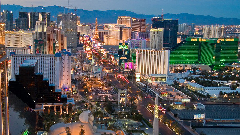 Sin city! My home for the next 2months 🙉 And my first trip on my own without a sponsorship ✨ Let's crush this ♠️♥️♣️♦️#wsop2017 https://t.co/90i3kq3gGk