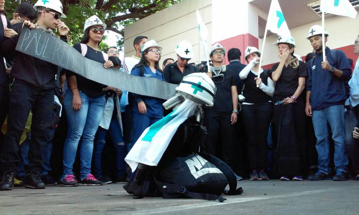 ElNacionalWeb's tweet photo. Compañeros de Paúl Moreno le rindieron homenaje en Maracaibo https://t.co/iH9lFpOeU6      
   https://t.co/WoCxx4fWD5