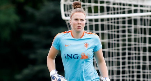 .<a href="/lizekop/">Lize Kop</a> gaat definitief naar Ajax Vrouwen en <a href="/merelvd/">Merel van Dongen</a> verlengt contract. Gefeliciteerd voetbalcentraal.nl/nieuws/149420/…