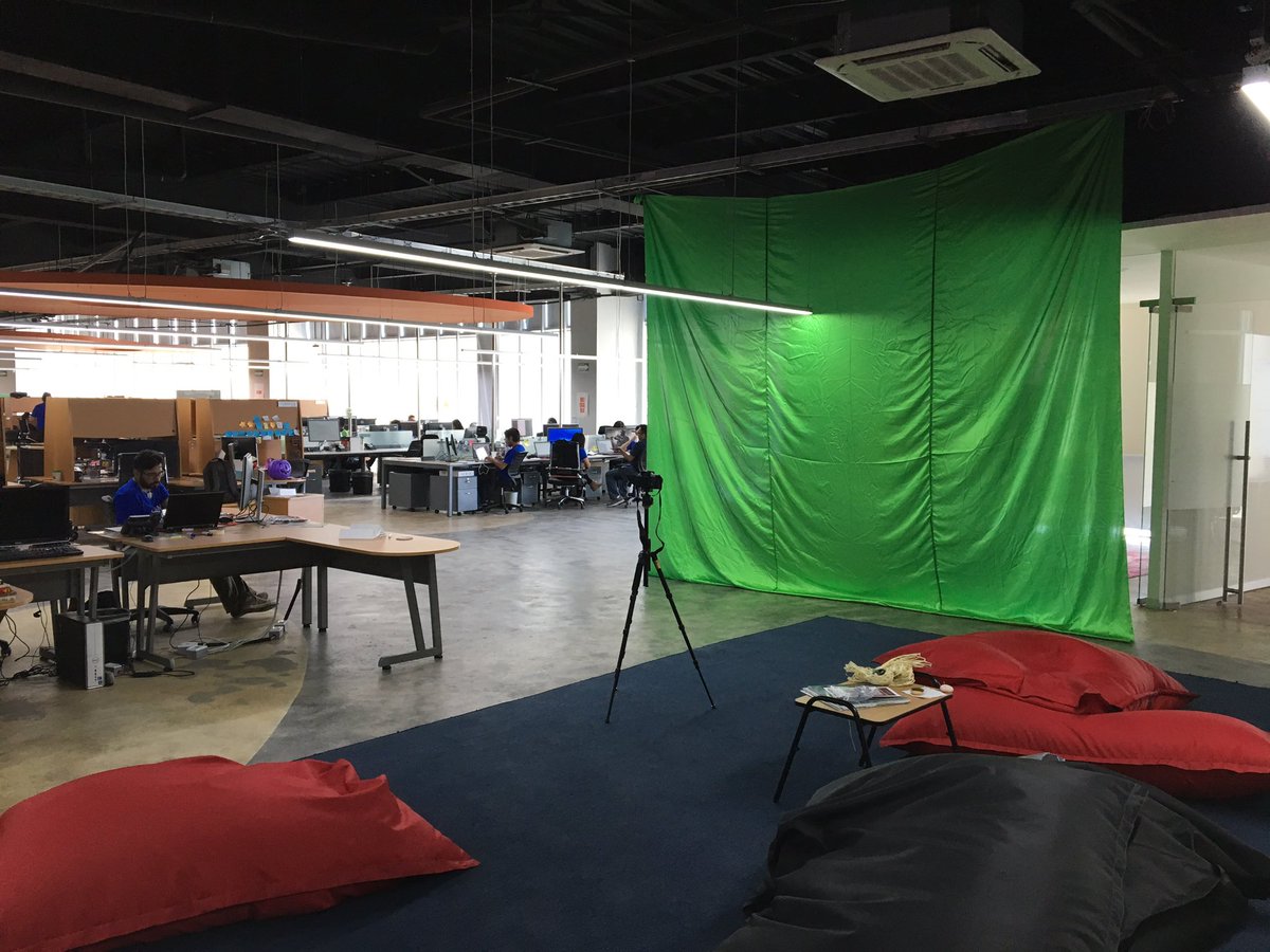 eduardofv's tweet photo. Green screen at #hackate #hackathree #occhackers by Juguemos a ser agencia https://t.co/d4fiy1zIoz