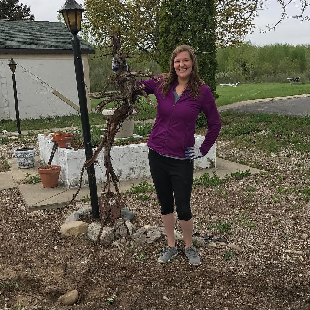 MotelPossible's tweet image. Alexis the Conquerer of this giant juniper root. "I got this." #motelpossible #landscapingfun #reflectionzone ift.tt/2qGkiS5