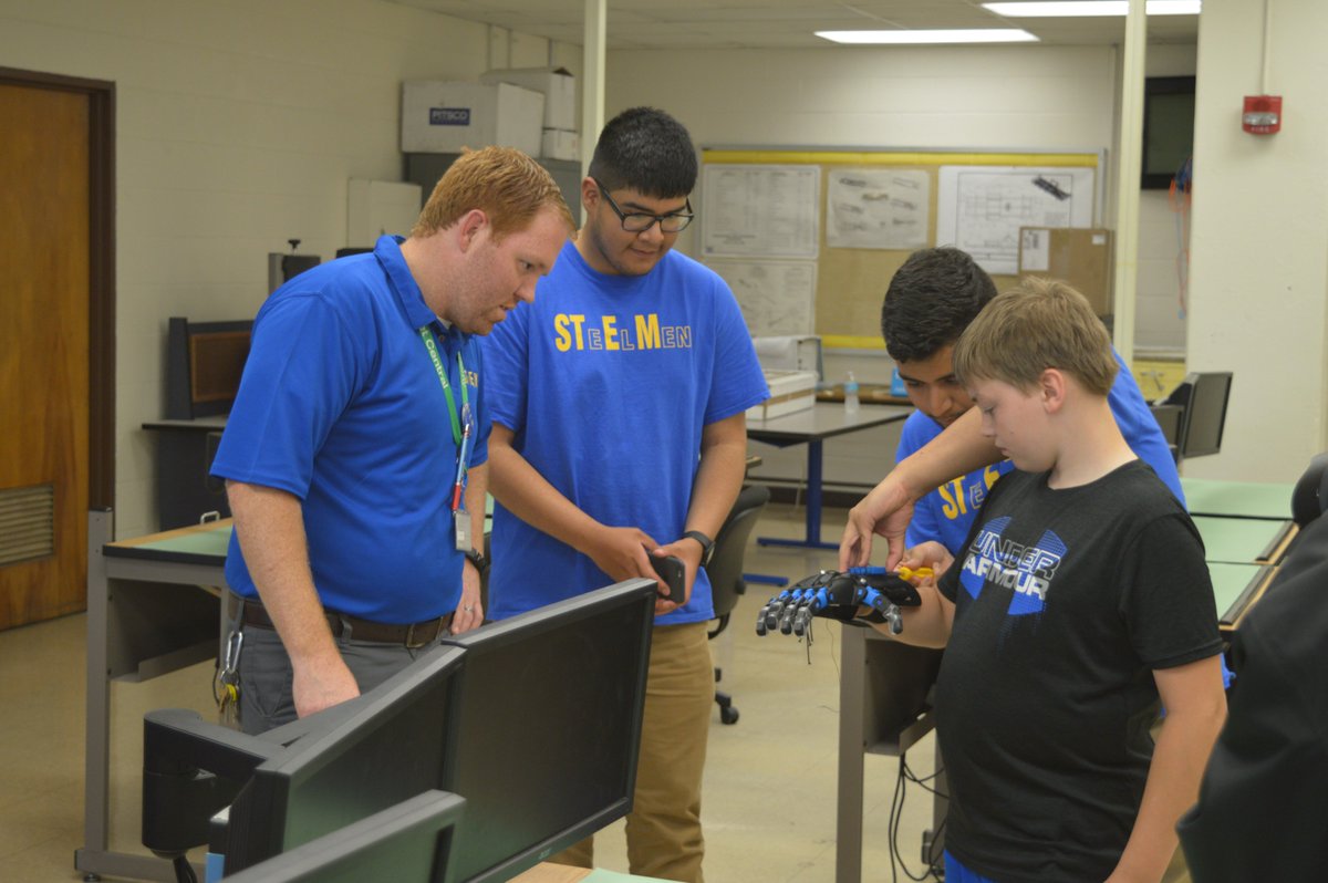 JTHS_204's tweet photo. @EngineersJc had the pleasure of working with Ashton to create a 3D printed prosthetic hand for him @Enablethefuture https://t.co/mO2kr1z4SD https://t.co/yTYxJYsRIS
