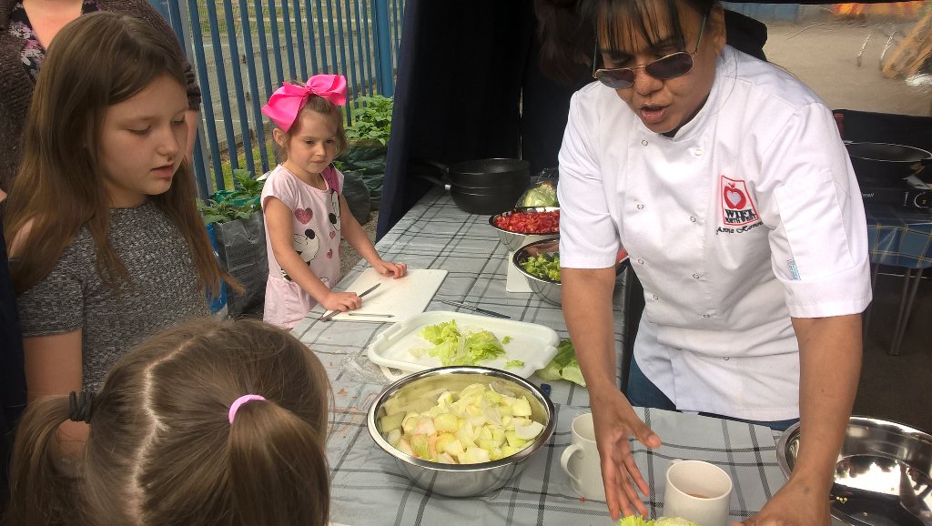 Stoneleighpark's tweet photo. Great session tonight, healthy chicken stir fry wraps with @furryG1G1. @OldhamFoodbank @FirstForFCHO @OldhamCouncil https://t.co/yHvAIkdCzN
