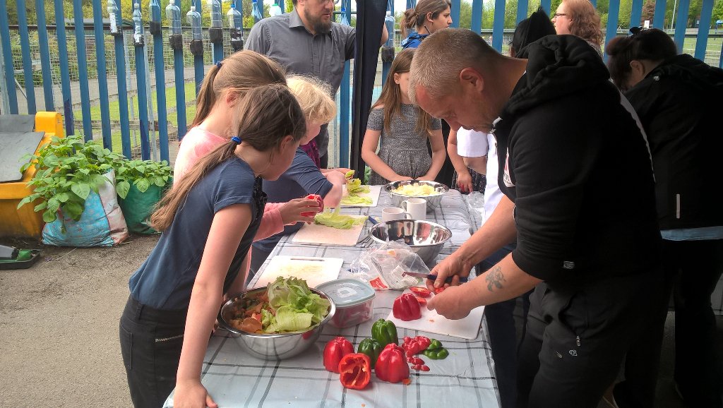 Stoneleighpark's tweet photo. Great session tonight, healthy chicken stir fry wraps with @furryG1G1. @OldhamFoodbank @FirstForFCHO @OldhamCouncil https://t.co/yHvAIkdCzN