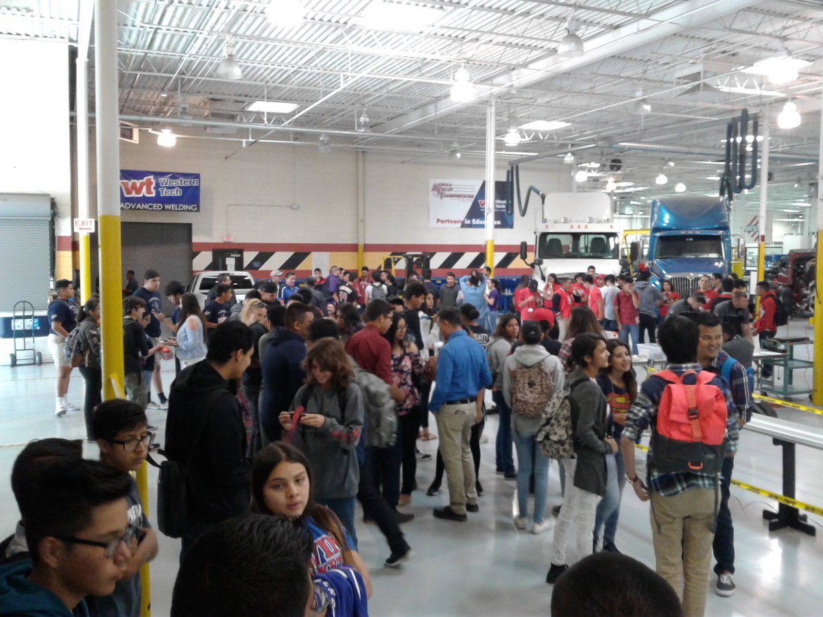 JaurrietaSergio's tweet image. #CTE #EPISD dragster regional competition today at Western Technical College #I_am_EPISD great turnout!