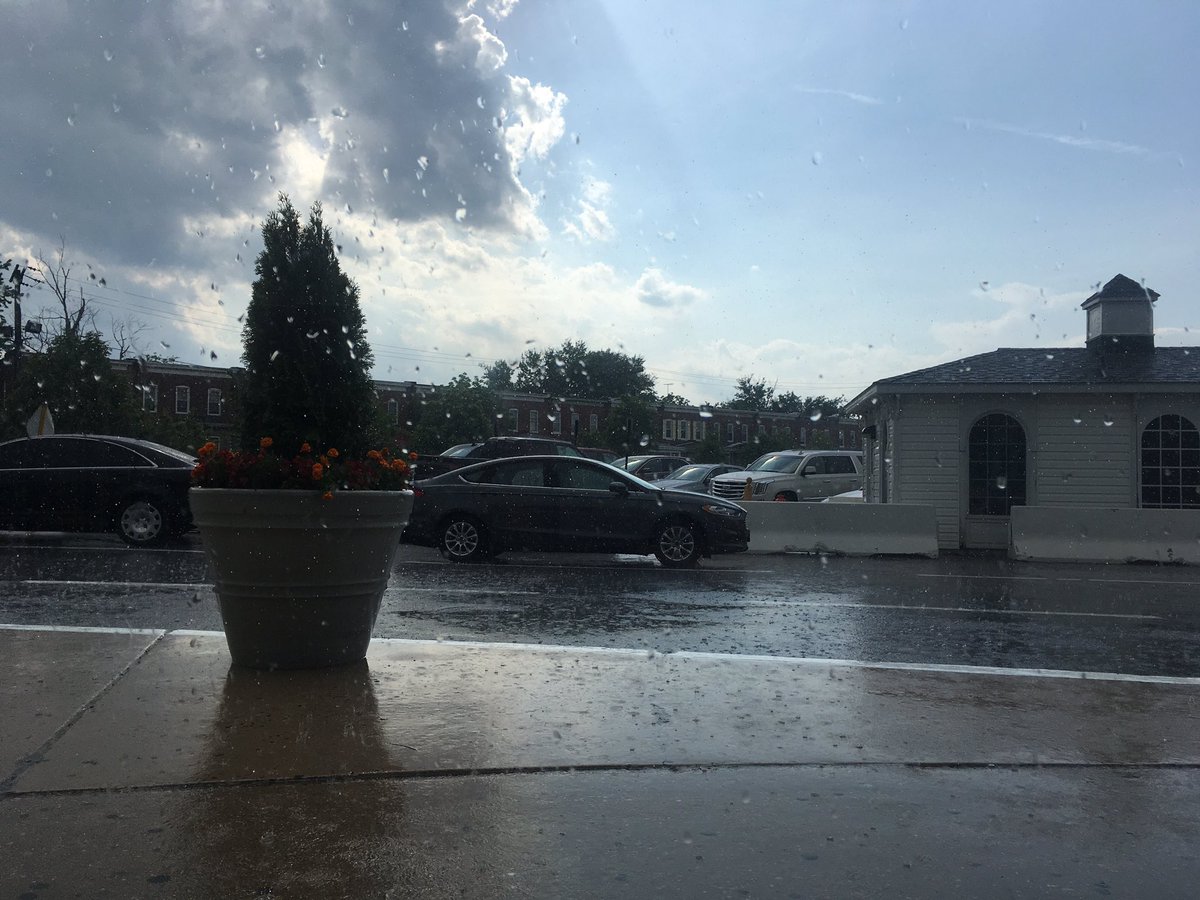 WyattEverhart's tweet photo. You need both Sunglasses & your Raincoat at @PimlicoRC right now! #BlackEyedSusanDay #Mudtrack #ClearingFast #Preakness2017 @ABC2NEWS at 5! https://t.co/Qu6Zrwadkz