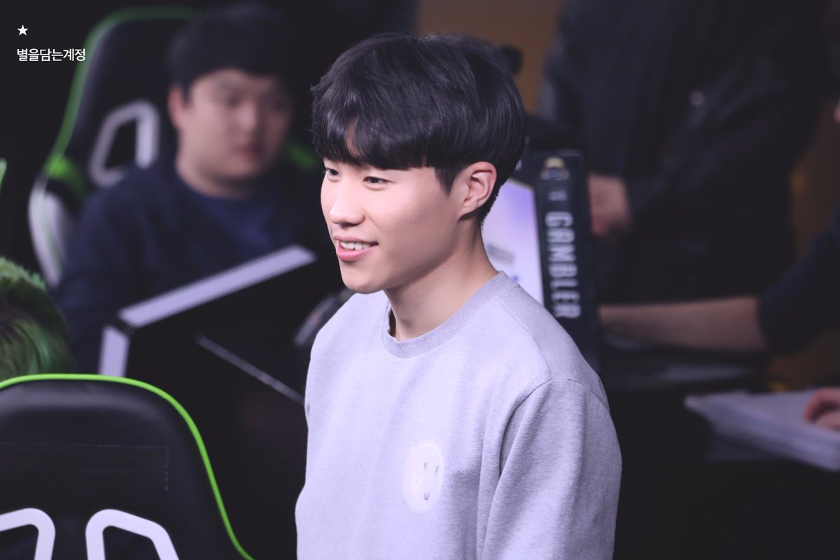 LW_starrr's tweet photo. 170519 #새별비
핸-섬-해- https://t.co/wYKDYz8oZv