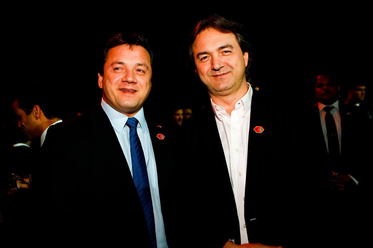 revistapiaui's tweet image. Um golpe de mestre: como os donos da JBS prepararam uma delação que os deixou de mãos livres e bolsos cheios. bit.ly/2q1gaev