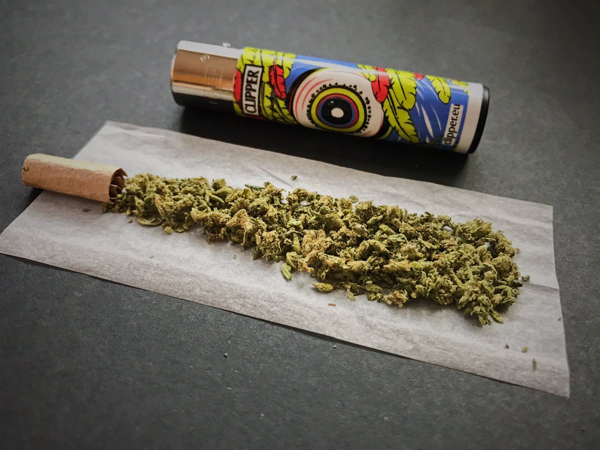 iRollUpCo's tweet photo. Light up 🔥💨 #wakeandbake #MakeAGoodMorningGREAT #RiseAndGrind #MakeGoodDecisions #organic #premium #hemppapers #irollup https://t.co/SCeHTN8YH5