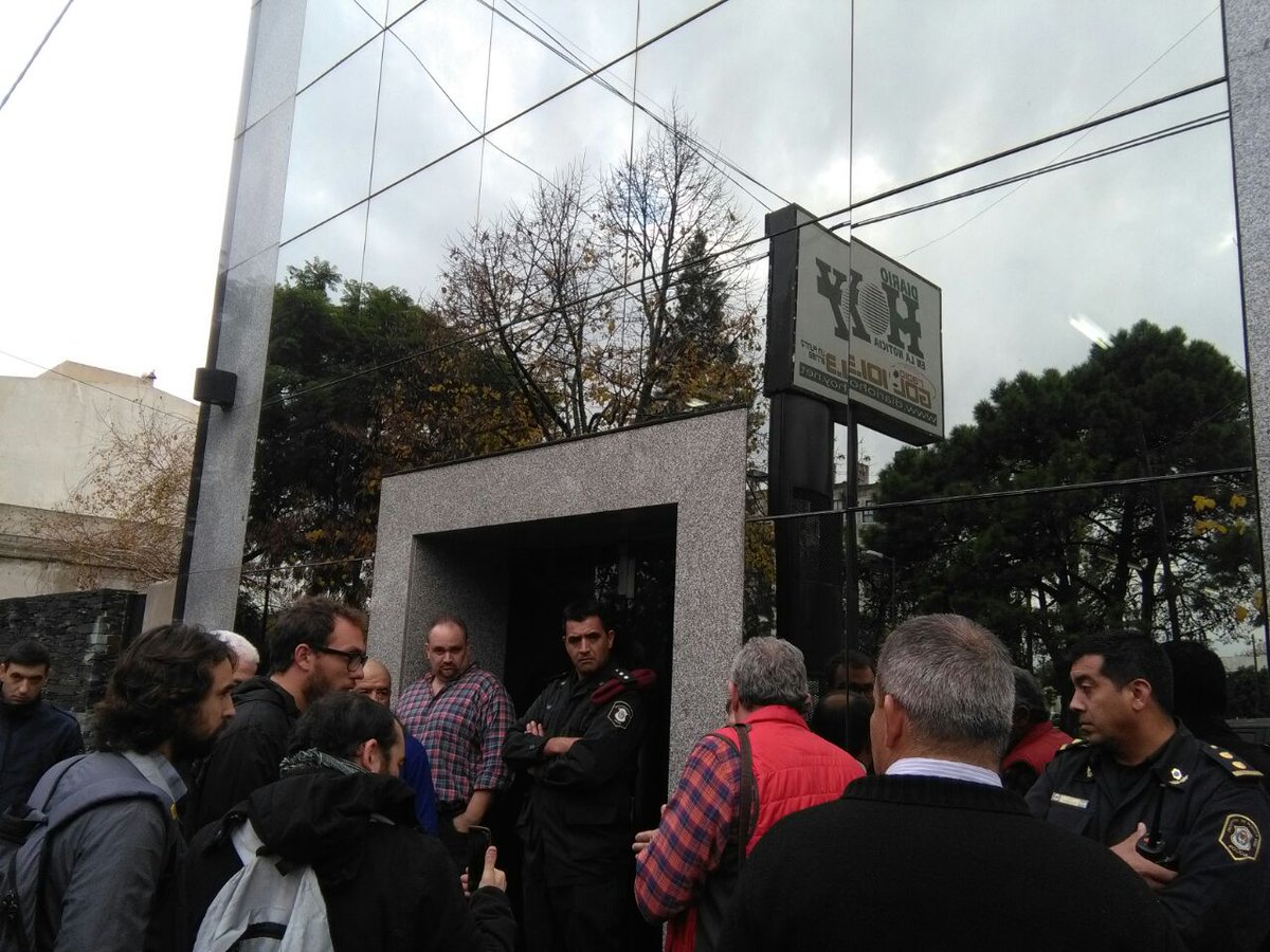 #LaPlata Mirá cómo empresario y sindicalista pone custodia en DIARIO HOY para no dejar entrar a trabajador despedido facebook.com/14621873578516…