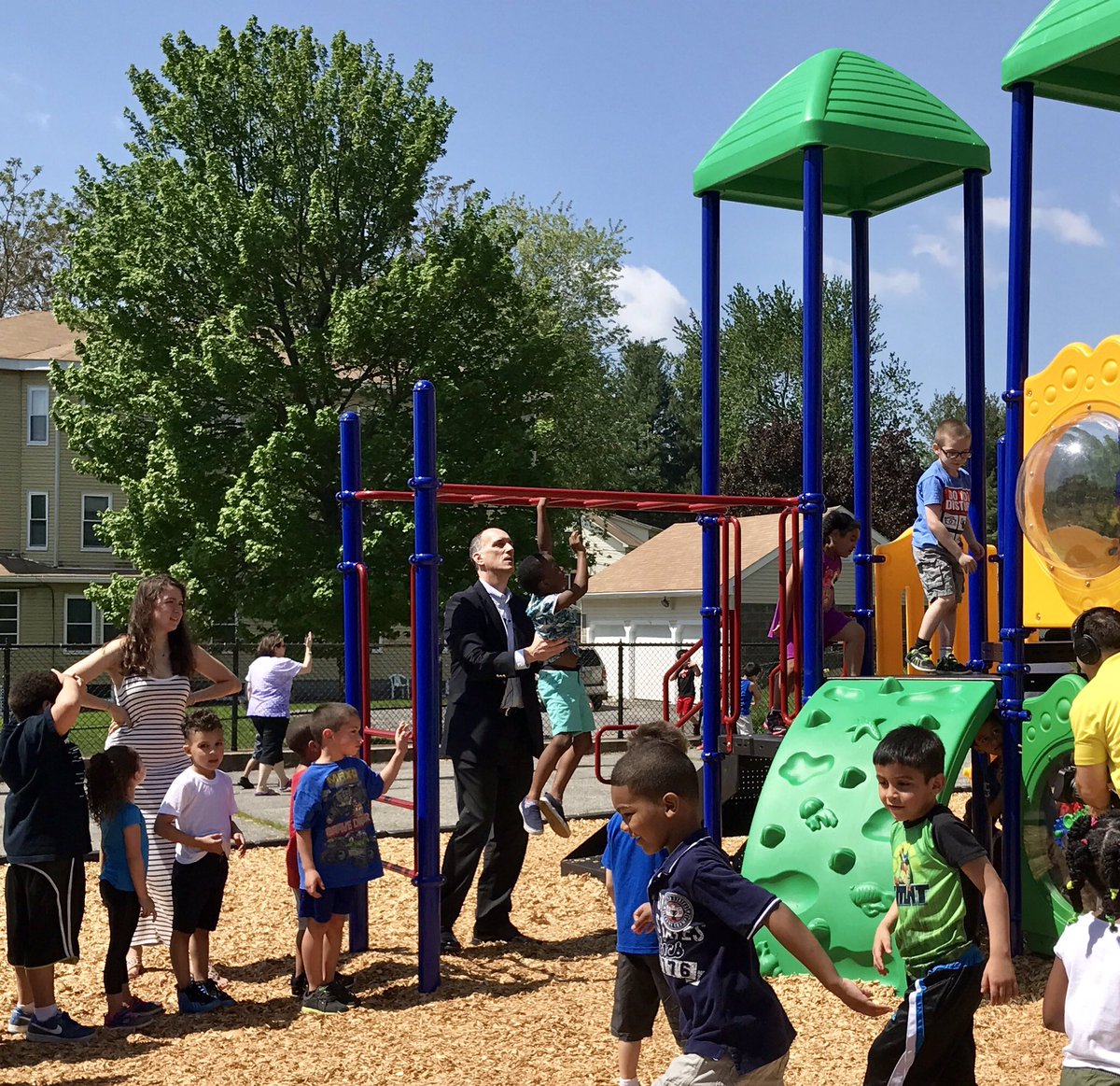 _kellyspencer's tweet photo. My @unumnews colleague @Sgjoseph73 visits Unum's site build for #Working4Worcester. I'd say the playground is a hit! https://t.co/WhLJXZmIVh