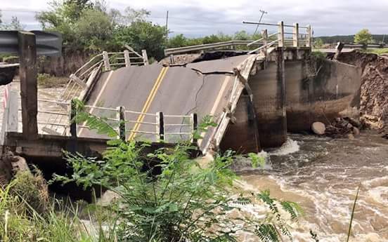JProCtes's tweet photo. Derrumbe del puente sobre R12. @IngridJetter y autoridades de Vialidad y Gendarmeria están en el lugar. https://t.co/84JLJOpriD