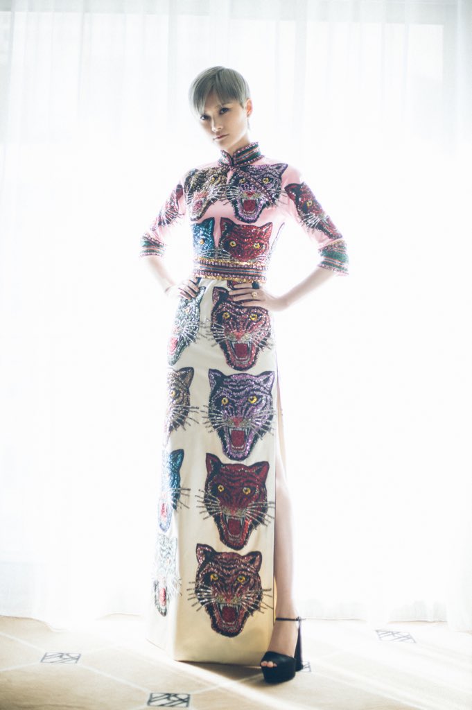 LiYuchun_Studio's tweet photo. Chris Lee completed her look in Gucci pale pink &amp; white duchess silk dress with multi-color beaded cat patches.#LorealParis #LiYuchun https://t.co/2VnzMGxkUi