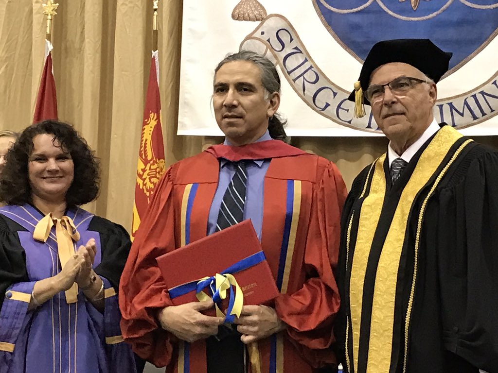 Remise du doctorat honorifique en médecine au Dr Stanley Vollant. #collationUMCS2017 <a href="/DrVollant/">DrVollant</a>