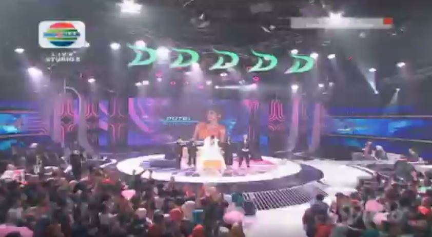 Berhasil membuat para juri berkaca-kaca. Tak heran kalo Putri mendapatkan lampu hijau di lagu ketiga ini! #KonserKemenanganDA4