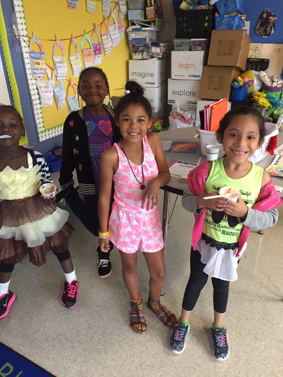 KSchultzSPE's tweet photo. Such a fun afternoon at our writing expo! https://t.co/aiNlmlp3Nv