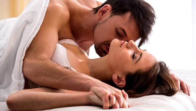 Мужчина и женщина в постели. Девочки в миссионерской позе. Интимные отношения в браке. Страстные влюбленные. Женское либидо фото.