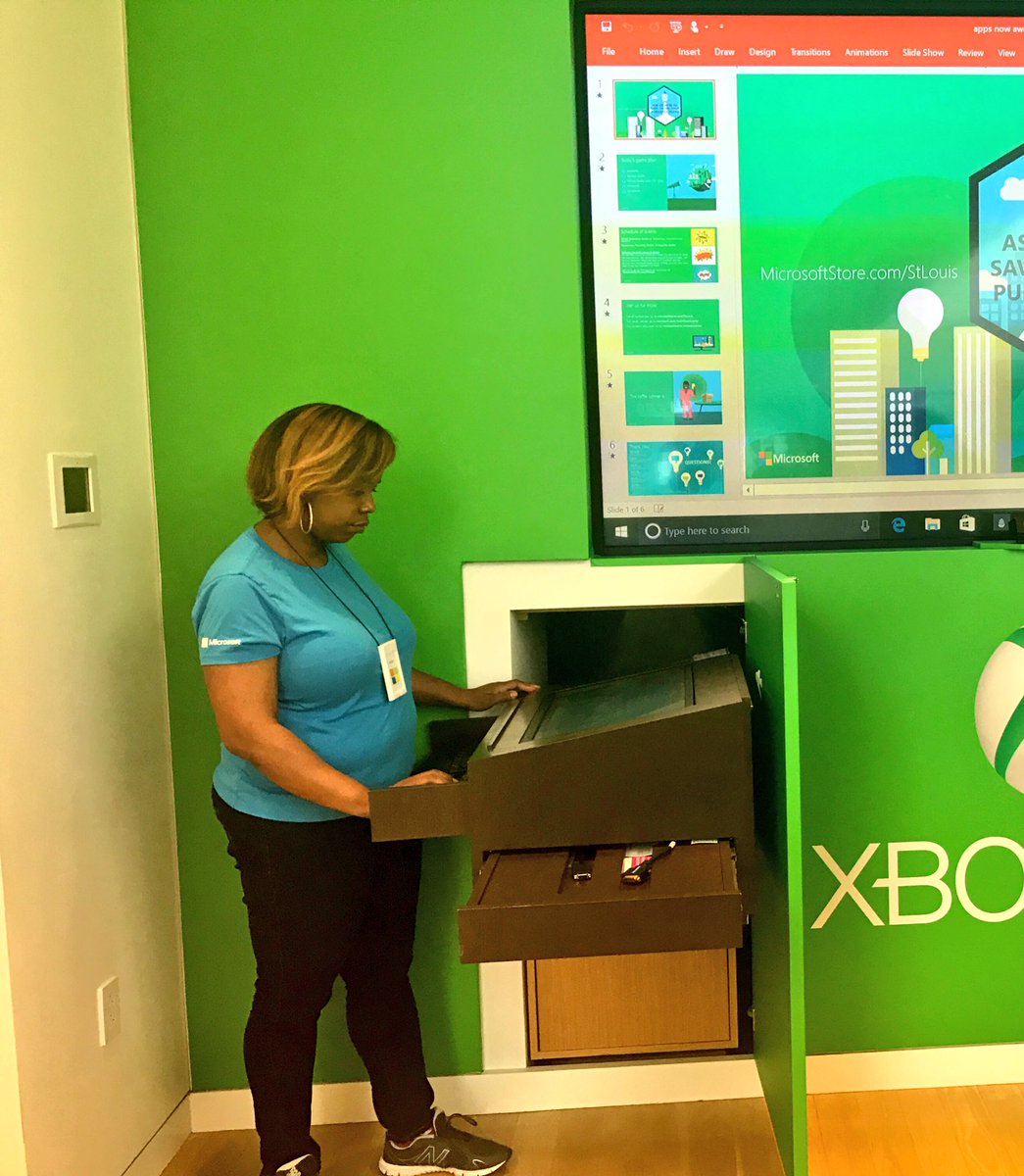 createaLOOP's tweet photo. 😍 Our new club location in the @Microsoft store! We had a blast and spent our morning in a virtual world using their VR platform! 🤙🏾🚀😎🎮 https://t.co/m49y7ZUEEW