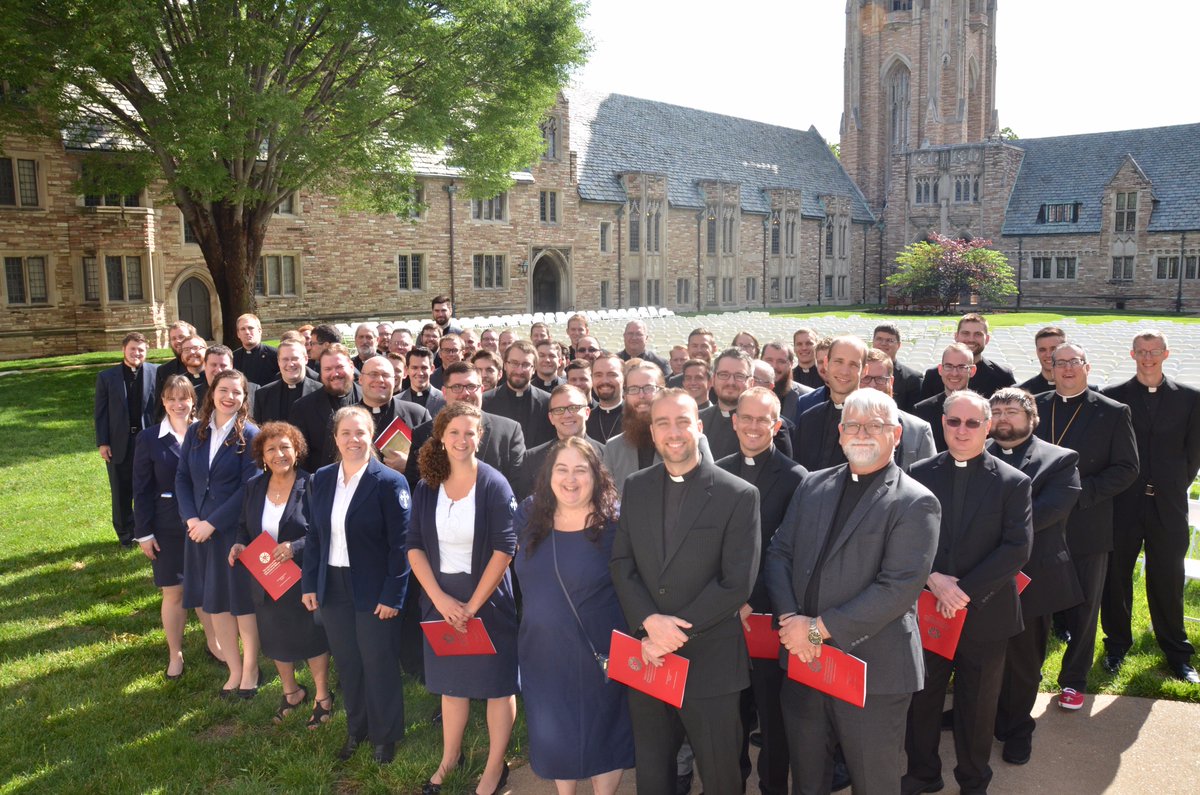 ConcordiaSem's tweet photo. Say hi to your future pastors & deaconesses who just received theological diplomas! #CSLgrads #Commencement2017 #GraceInHisSon #thelcms https://t.co/LeYRlyfj2Z