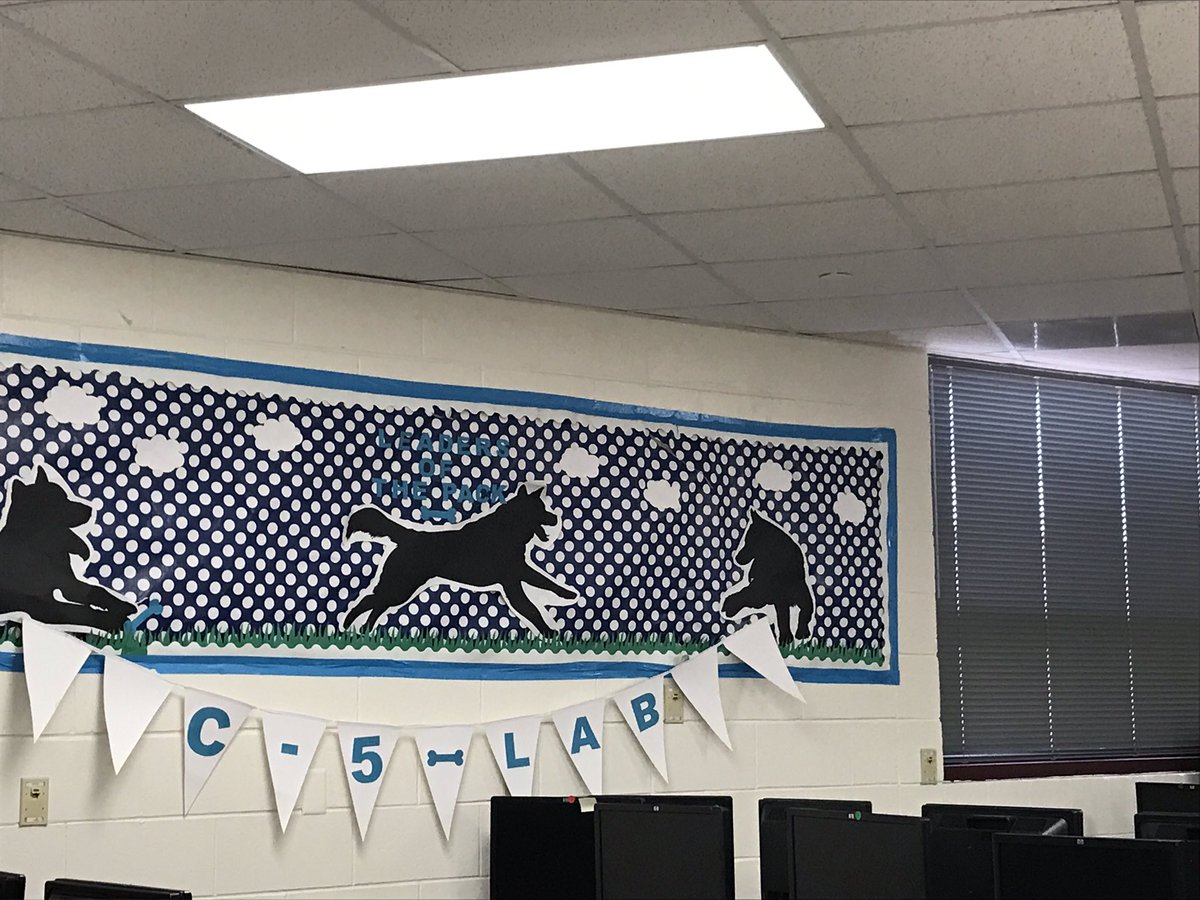 ___Dezireee's tweet photo. Mentors are here to help students out and make the school look prettier too 💖🤘🏽🐺 https://t.co/zUNgYPVARB