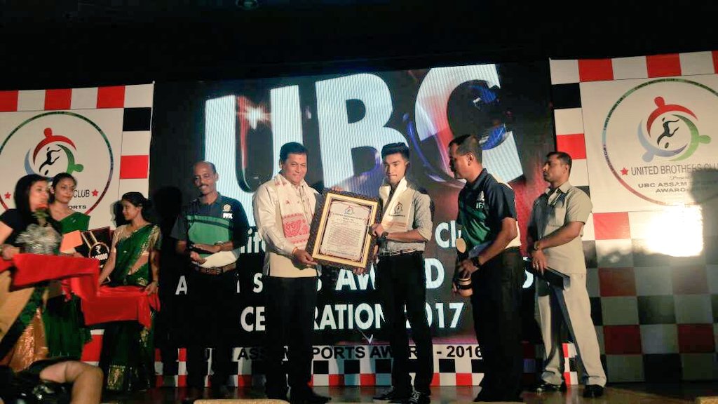 sarbanandsonwal's tweet photo. Presented the Best Sportsperson Award to boxer @shivathapa at the UBC Assam Sports Award in Guwahati. https://t.co/tL48gWwPCx