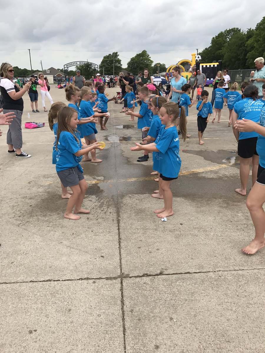 LeeFoxes's tweet photo. Afternoon of fun! Lee Field Day 2017 @LeeElementary1 @CaddoMillsISD https://t.co/wLzkXlSkJq