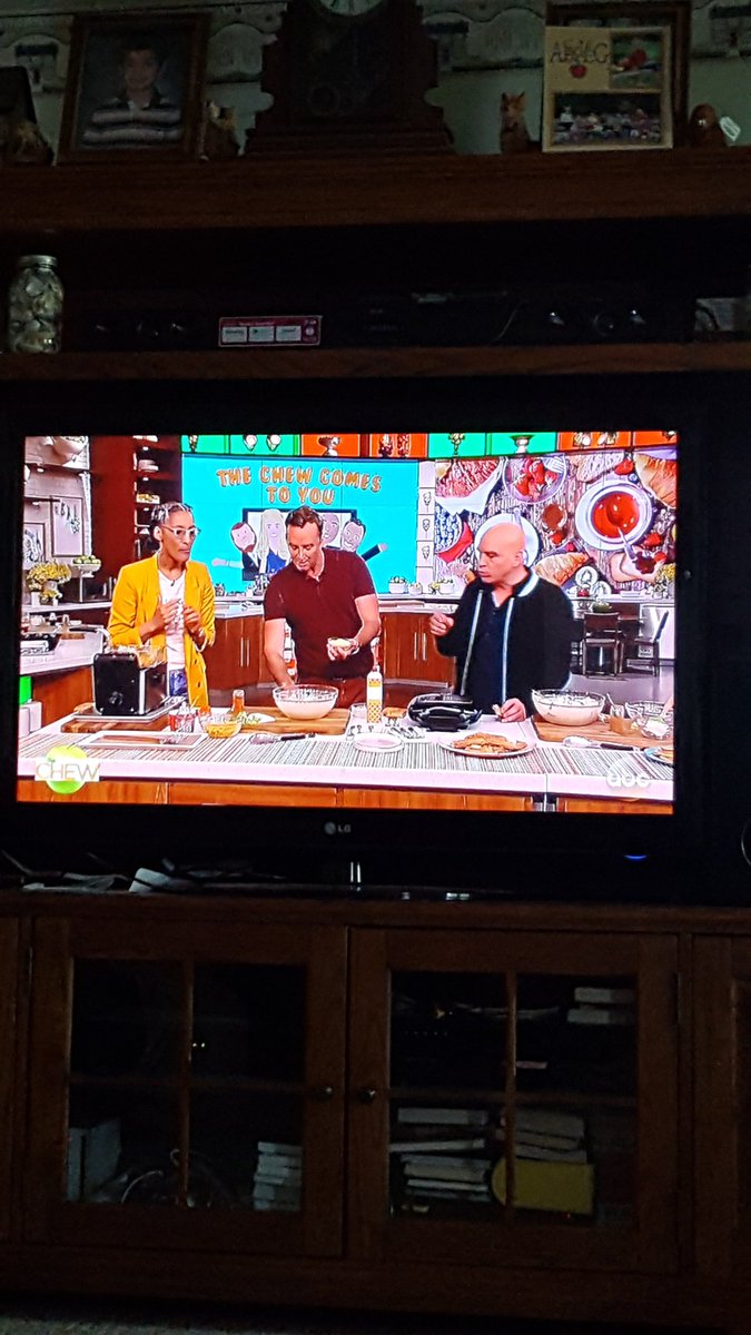Christinamof2's tweet photo. @thechew the 3 of you are the best. When you 3 are together it's hilarious and fun watching. @clinton_kelly @chefsymon @carlahall https://t.co/yUvVdMRd8U