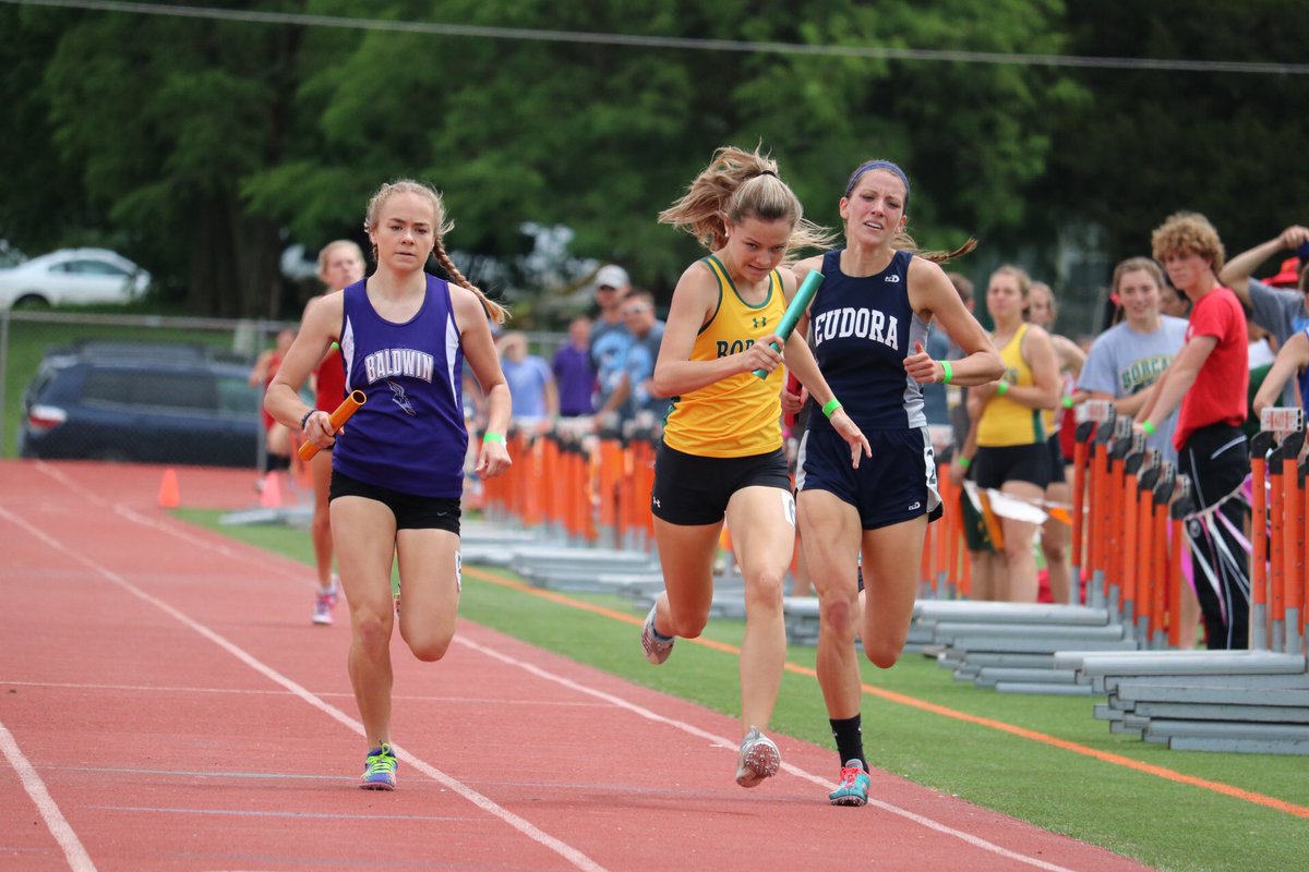 basehorblast's tweet photo. BLHS boys and girls 4x800m relay teams qualify for state. Boys are regional champs! https://t.co/GcAAzfslnt