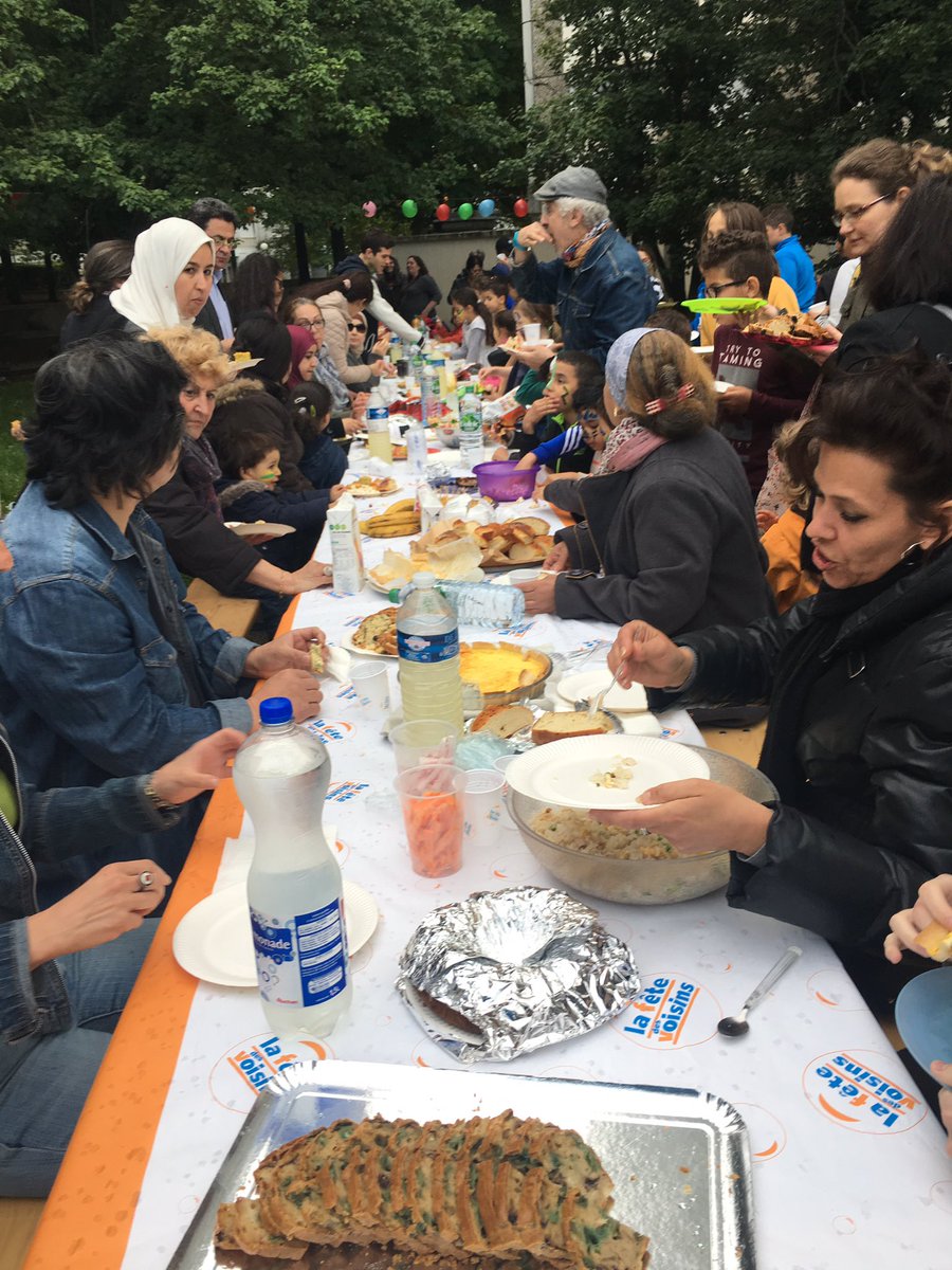 BonnardCamille's tweet photo. Bravo aux Kapseurs de la résidence Barcelone pour leur très belle #FeteDesVoisins2017 ! @villeurbanne @afevlyon @EstMetropoleHab https://t.co/sbjMLBU9Z5