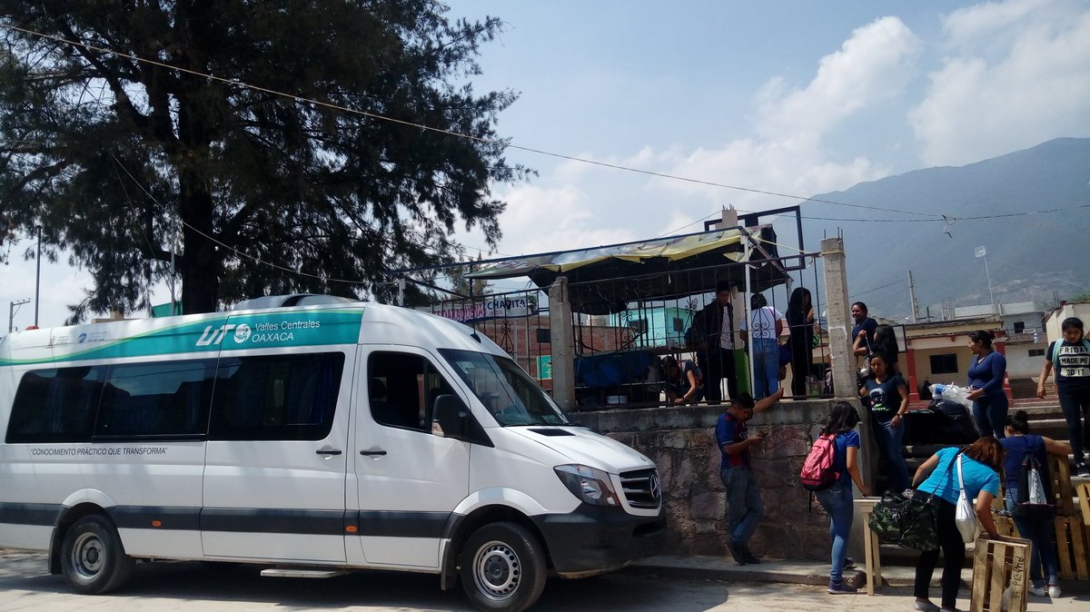 CMujerLider's tweet photo. Ya estamos en San Marcos Tlapazola para iniciar con los trabajos de la biblioteca infantil. @HectorArreolaS @utvco https://t.co/POTg1frukJ